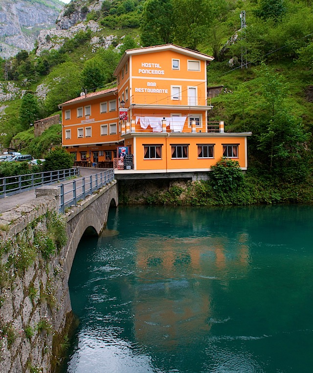 A hostel location in the Picos de Europa park next to a turquoise pool DSC_4642
